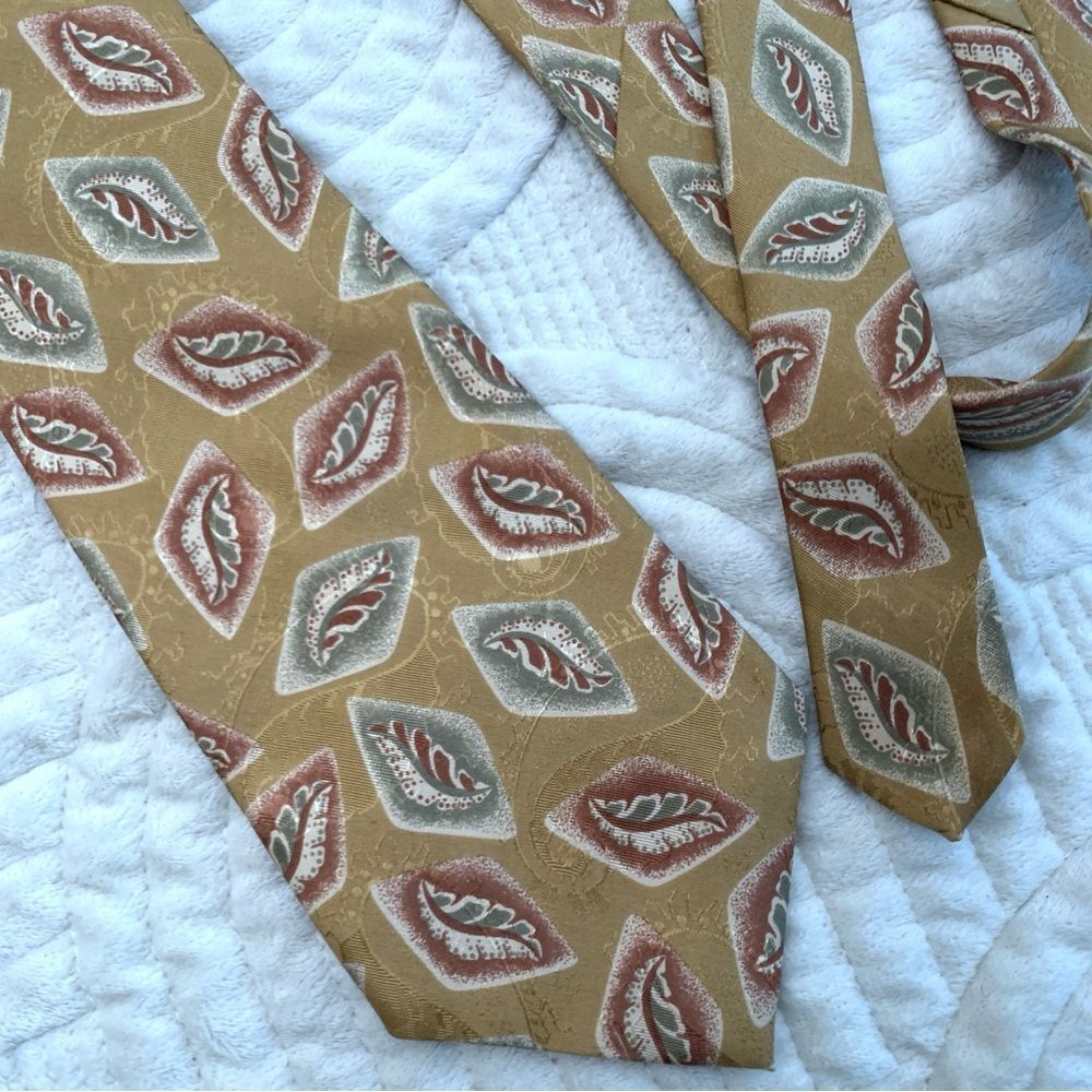 Vintage Chaps Ralph Lauren Gold Imported Silk Geometric Patterned Tie